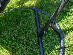 Čierne závesné kreslo KOKON so stojanom, svetlý vankúš