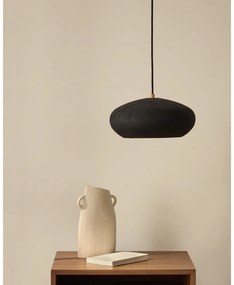 Čierne závesné svietidlo s kovovým tienidlom ø 30 cm Inda – Kave Home