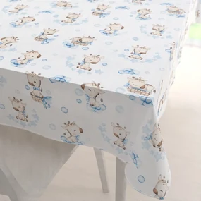 Biante Detský bavlnený obdĺžnikový obrus Sandra SA-443 Modré žirafy na bielom 140x180 cm