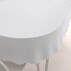 Biante Teflónový oválny obrus TF-011 Popínavé lístky - studená biela 60x100 cm
