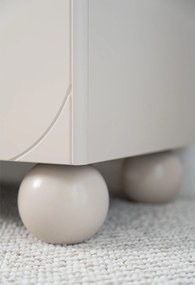 Trojdverová komoda Sonatia II 150 cm - kasmír / guľové nohy