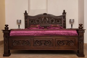 Vyřezávaná postel královská Medová