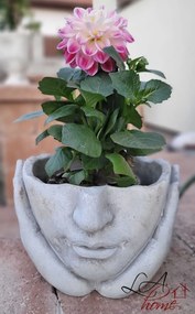 Béžovo-šedý cementový kvetináč ruky podopierajúce tvár - 18*18*13 cm