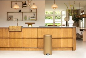 Nášľapný oceľový odpadkový kôš v mosadznej farbe 30 l NewIcon – Brabantia