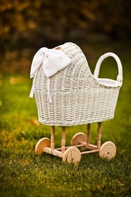 Prútený vysoký kočík pre bábiky biela