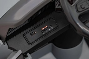 Ramiz Audi SQ8 vozidlo Sivá