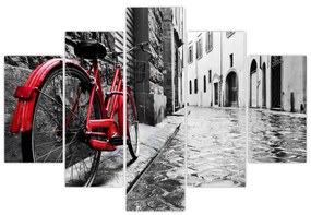Obraz červeného kolesa na dláždenej ulici (150x105 cm)