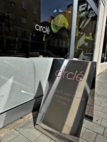 Toptabule.sk  Reklamný stojan Áčko - dizajnový kovový pútač MIRROR