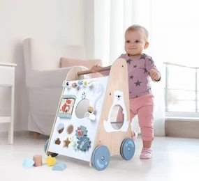 Drevené vzdelávacie chodítko s edukačnými prvkami