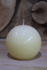 Žlto krémová voňavá sviečka v tvare gule 9cm