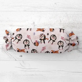 Biante Detský vankúš valec bonbon Sandra SA-647 Tučniačiky s hnedými lietadielkami na bielom 15x40 cm