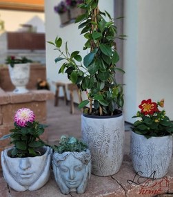 Béžovo-šedý cementový kvetináč ruky podopierajúce tvár - 18*18*13 cm