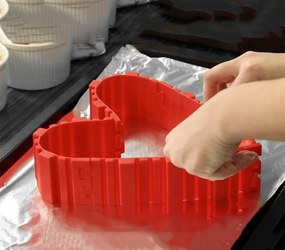 DAALO Magická tvarovacie silikónová forma na torty, červená