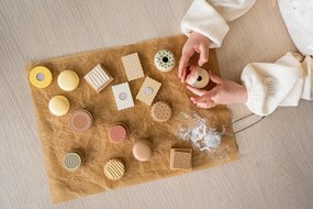 Jabadabado Drevená dóza na sušienky s 12 druhmi koláčikov – detská hra na obchod