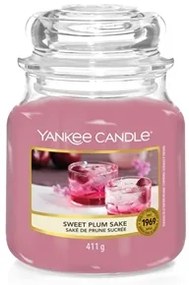 Vonná sviečka Yankee Candle SWEET PLUM SAKE classic stredná