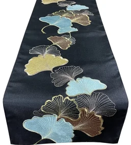 Čierna dekoračná štóla s motívom Ginkgo lístia Šírka: 35 cm | Dĺžka: 140 cm