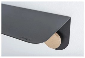 Nástenná čierna polica z ocele s detailom z dubového dreva s 2 háčikmi Gazzda Hook, dĺžka 70 cm