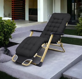 Záhradné lehátko zlatej farby s čiernym vankúšom