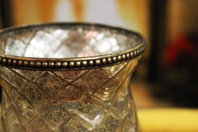 Zlatý rustikálny svietnik v tvare čaše 22cm