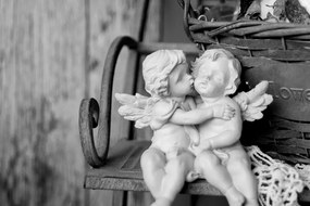 Obraz sošky anjelikov na lavičke v čiernobielom prevedení Varianta: 90x60