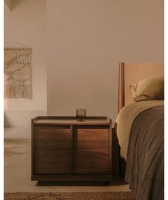 Tmavohnedý nočný stolík v dekore orecha Onix – Kave Home