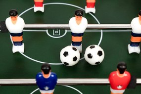 MULTISTORE Drevený mini stolný futbal pre deti s počítadlami gólov a 2 loptami