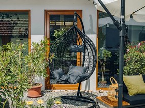 Čierne závesné kreslo KOKON so stojanom