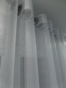 Dekorstudio Biela záclona SHINE s olovkom - vlastný rozmer Uchytenie závesu: Dekoračné krúžky biele, Šírka záclony: 100cm