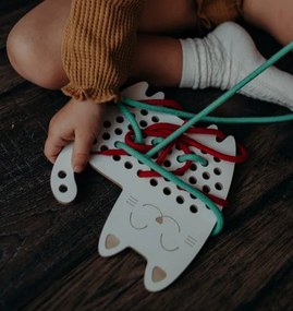 Montessori drevená prepletacia hračka - mačka