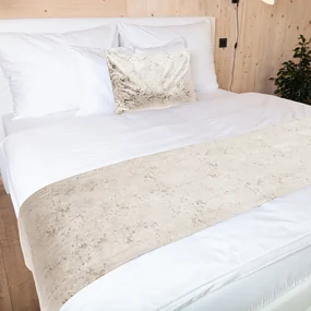 Biante Zamatový prehoz/behúň na posteľ Isabela IBL-001 Gold Design krémový 60x200 cm