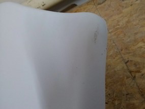 AKCIA Biela stolička BALI MARK s bukovými nohami II. akosť