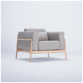 Kreslo s konštrukciou z dubového dreva so sivým textilným sedadlom Gazzda Fawn