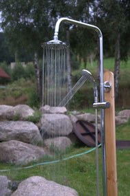 Drevená záhradná sprcha