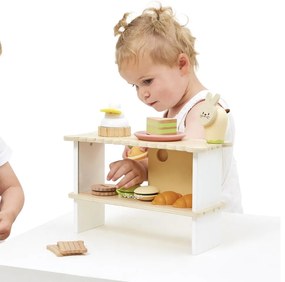 Drevený stánok s pečivom a tortičkami