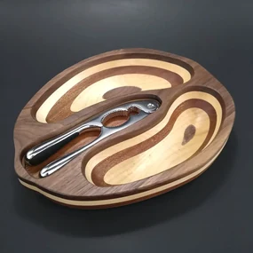 AMADEA Drevená miska v tvare orecha s luskáčikom, masívne drevo, 2 druhy drevín, 28x23x4,5 cm