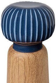 Mlynček z dubového dreva na korenie s tmavomodrým detailom z porcelánu Kähler Design Hammershoi, výška 17,5 cm