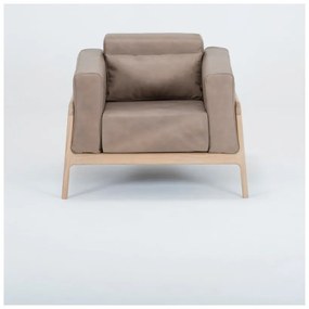 Svetlohnedé kreslo z byvolej kože konštrukciou z masívneho dubového dreva Gazzda Fawn