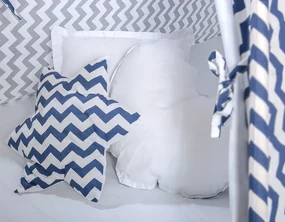 Bobono Stan Teepee pre deti + hracia podložka + vankúše + ozdobné perie - Chevron námornícka modrá