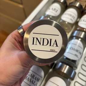 PIPPER. Indický balíček "Masala Bazaar” - nálepky na koreničky Veľkosť: 4 cm