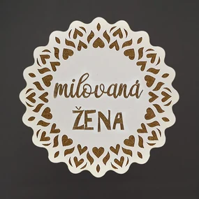 AMADEA Drevený podtácok okrúhly text "milovaná žena", priemer 10,5 cm, český výrobok