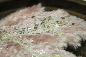 Ružový zdobený javorový list s kožušinkou 22cm