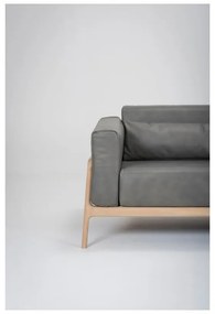 Tmavosivá pohovka z byvolej s konštrukciou z masívneho dubového dreva Gazzda Fawn, 240 cm