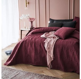 Kvalitný vzorovaný prehoz na posteľ bordovej farby 220 x 240 cm