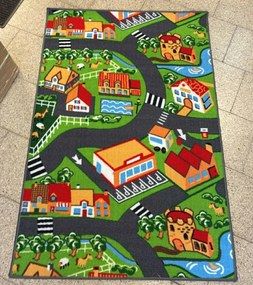 Detský koberec dedinkou