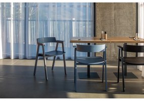 Modrá jedálenská stolička s podrúčkami z dubového dreva Flip – Gazzda