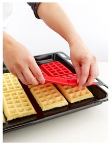 Červená silikónová forma na wafle Lékué