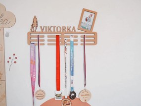 ČistéDrevo Drevený vešiak na medaily s rámikom na fotku