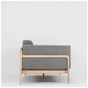 Tmavosivá pohovka z byvolej s konštrukciou z masívneho dubového dreva Gazzda Fawn, 240 cm