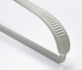 Vešiaky na šaty s rozšírením v oblasti pliec, 4 ks