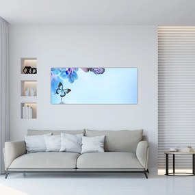 Obraz - Motýľ na kvetoch orchidey, modrý (120x50 cm)